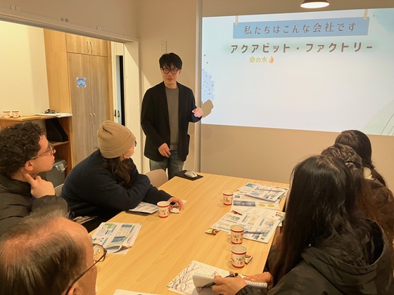 アクアビット・フアクトリー株式会社の企業説明の様子